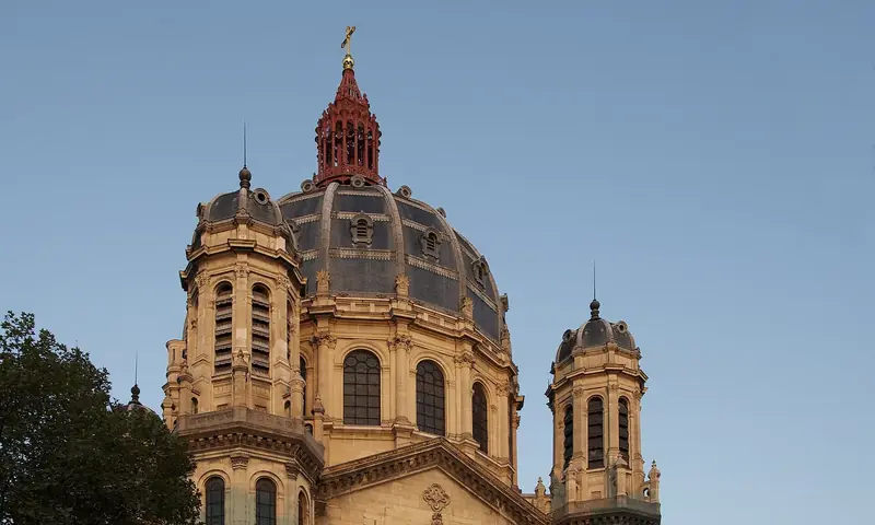 Le dôme de l'église Saint-Augustin, à Paris, sous un ciel dégagé de fin de journée