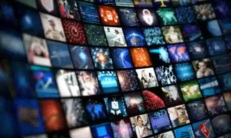 Mosaïque d'écrans montrant des vignettes de films et de séries