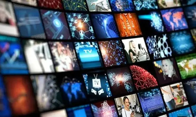 Mur d'écrans de télévision affichant des dizaines de programmes différents